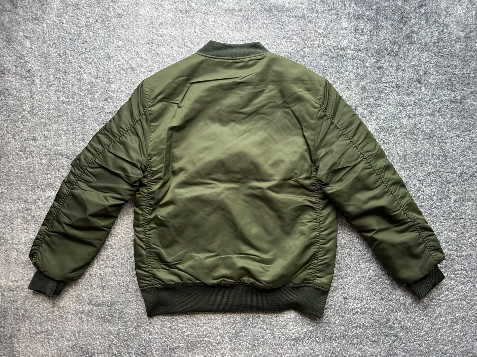 P360 Stone lsland Stone Island Medal Aviator Cotton Jacket The outer fabric is made of MA-1 flight nylon, which is a material specially used in flight and aviation. Flying nylon is a fabric specially used in flight and aviation. It is rarely used in ordinary clothing. The density of flying nylon is very high, so it is windproof and waterproof. When rain falls on the surface of the clothes, it will not penetrate immediately, but will form a small water droplet and slide off. This performance is a requirement for the development of modern jet technology. Because it is assumed that the pilot got caught in the rain before getting on the plane, he entered the cabin covered in rainwater. When flying at high altitude and at high speed, in a cabin without an environmental control system, water droplets will freeze on the pilot's body 2. Knitted baseball collar MA-1 uses a knitted collar. The collar is made of wool and can be snug around the neck and very warm. 3. Metal zippers We have very strict requirements on zippers, including smoothness and size. There was no zipper on the market that met the requirements, so we asked a zipper factory to customize a strong and durable metal zipper.  4. Double-threaded knitted cuffs The cuffs are made of double-threaded knitted fabric, narrow at the front and wide at the back. The narrow part can be tightened around the wrist to prevent wind from entering. The wide part has enough space when wearing multiple pieces under winter Color: Black Dark Army Green Size: M L.